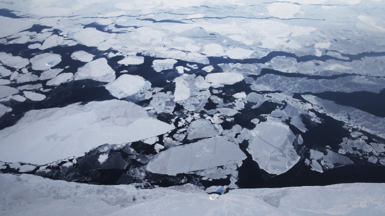 O gelo dos glaciares é produzido por várias camadas de neve compactada e cristalizada, de várias épocas e em regiões onde a acumulação de neve é superior ao degelo