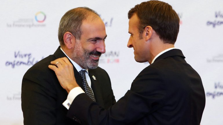 Nikol Pachinian num encontro com o presidente francês, Emmanuel Macron