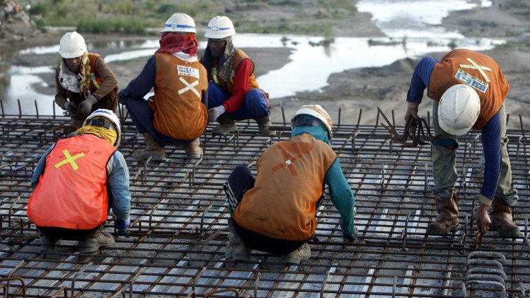 Trabalhadores constroem ponte em Dili, Timor-Leste