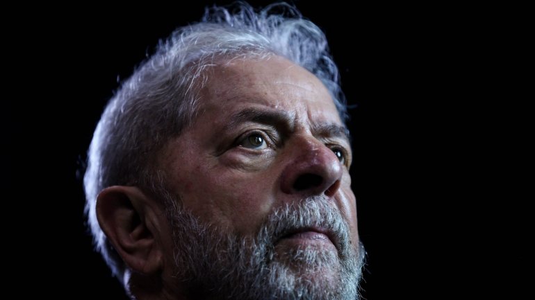 O Ministério Público brasileiro acusa o ex- presidente Lula da Silva de ter beneficiado de parte de cerca de 28,9 milhões de euros movimentados pela Odebrecht através de um suborno em obras realizadas na quinta da Atibaia