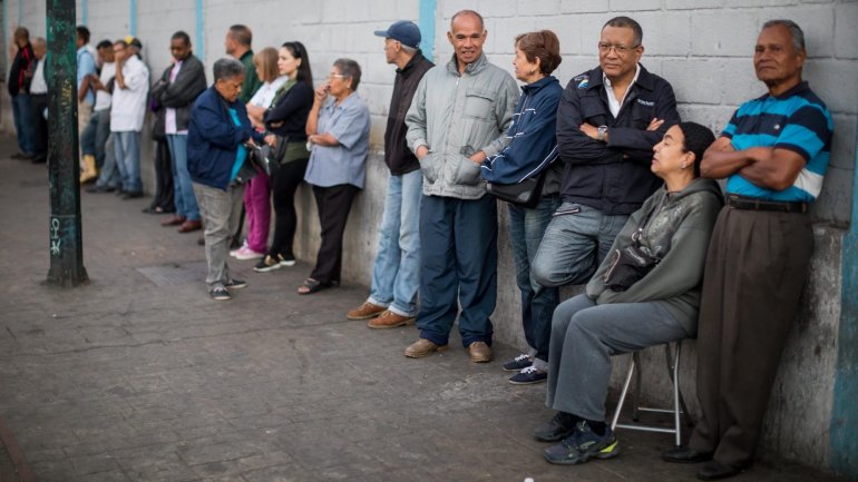 Eleitores na fila de espera para votar, em Caracas, 9 de dezembro de 2018
