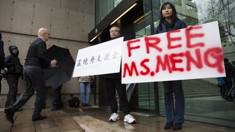 Várias dezenas de apoiantes da filha do fundador da Huawei estiveram em protesto no tribunal onde Meng Wanzhou acabou por sair sob fiança.