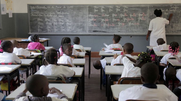 Alunos durante uma aula numa escola em Luanda