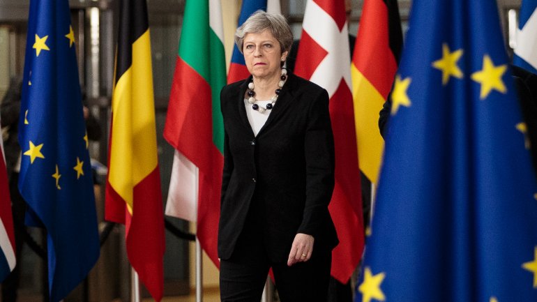 Theresa May irá ao Conselho Europeu tentar convencer os líderes da UE a ajudá-la