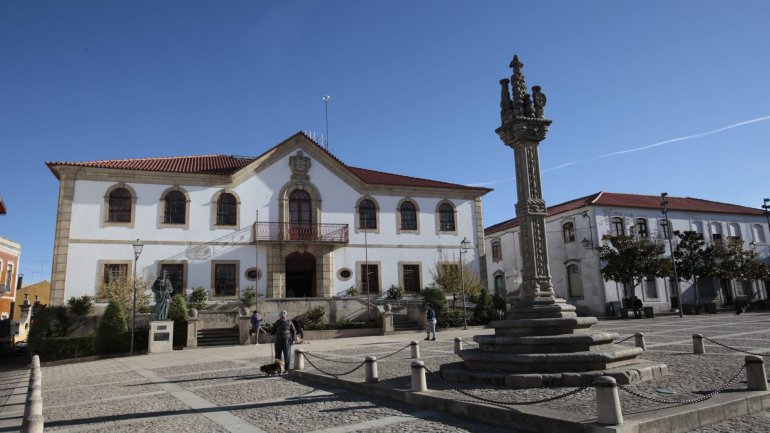 Pelourinho e edifício da Câmara Municipal de Vila Nova de Foz Côa
