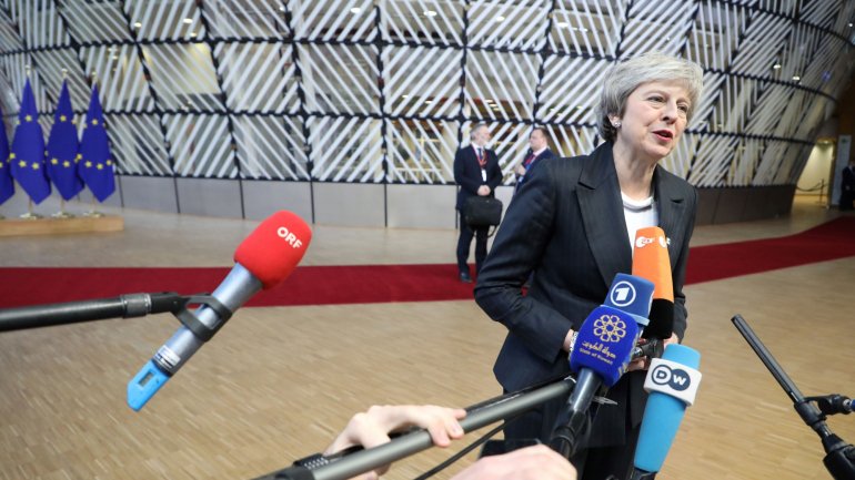 May falou aos jornalistas na chegada à reunião em Bruxelas