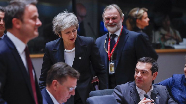 Primeira-ministra britânica Theresa May e primeiro-ministro da Grécia Alexis Tsipras no Conselho Europeu em Bruxelas