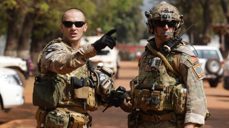 Militares portugueses no centro de comando da EUTM em Bangui na República Centro-Africana.