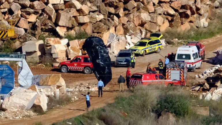 Operação de retirada do corpo da quinta vítima que caiu para dentro de uma pedreira em Borba (Évora), na sequência de um deslizamento de terra e colapso da estrada 255