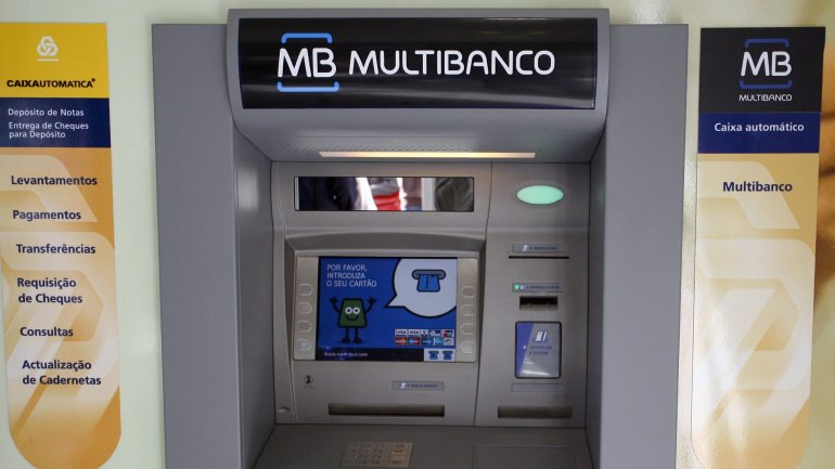 Terão sido instalados dispositivos nas caixas automáticas de multibanco para capturar dados das bandas magnéticas e códigos de acesso