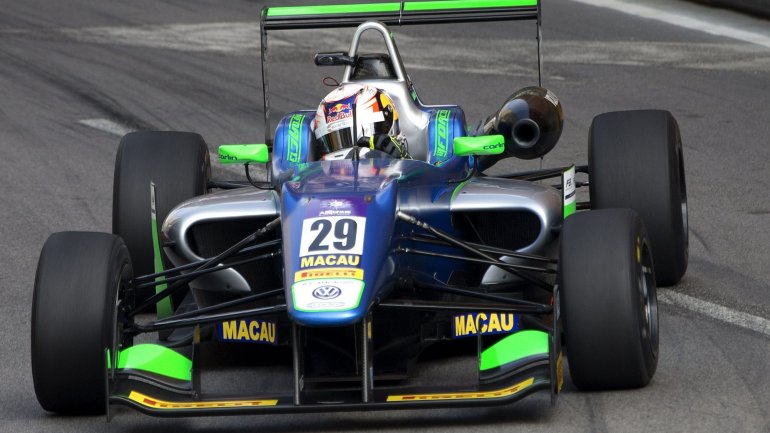 O piloto português António Félix da Costa em ação durante a sessão de treinos classificativos da FIA F3 World Cup