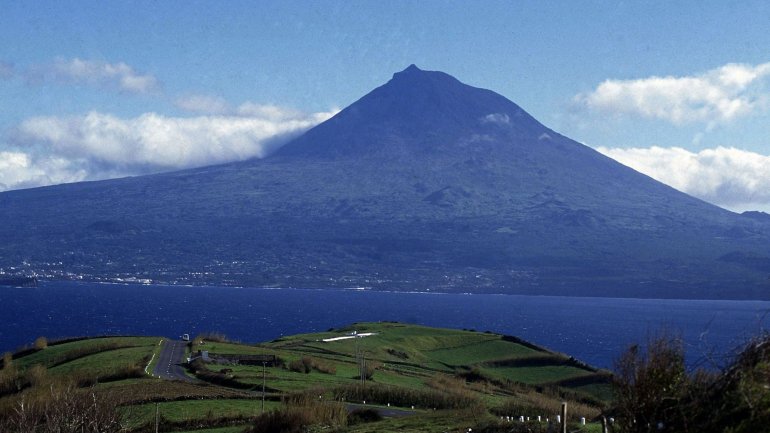 A montanha do Pico vista da Ilha do Faial.