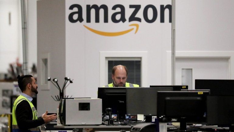 Trabalhadores num escritório da empresa Amazon, na Alemanha