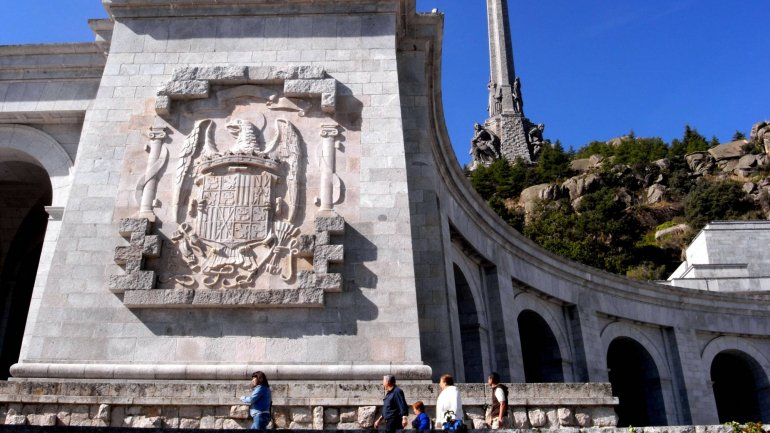 Foto do escudo franquista, na Basílica de Santa Cruz do Vale dos Caídos -- créditos: BERNARDO PÉREZ