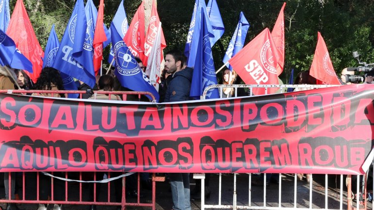 Representantes do SEP - Sindicato dos Enfermeiros Portugueses concentrados à entrada do Hospital S. Francisco Xavier.