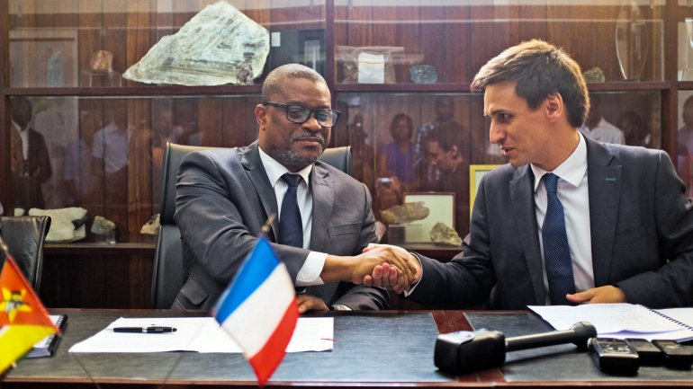 O ministro dos Recursos Minerais e Energia de Moçambique, Max Tonela (esquerda), cumprimenta o diretor da Neonem, Cyril Perrin (direita), durante a assinatura entre o governo moçambicano e a empresa francesa Neoen