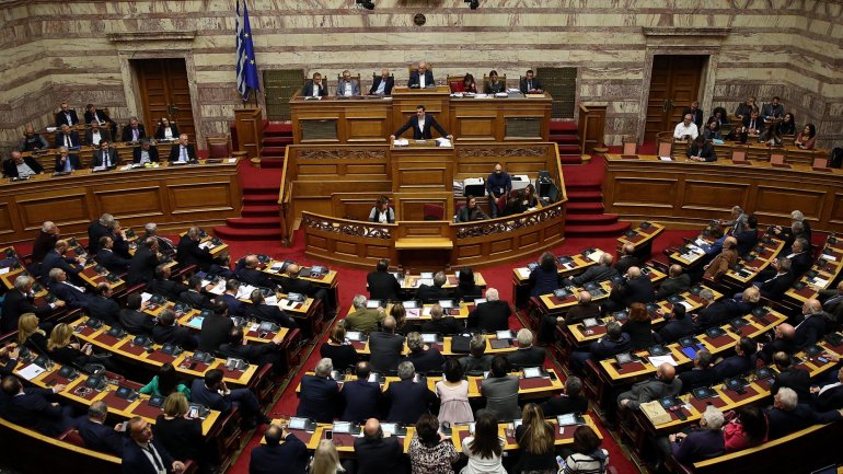 O primeiro-ministro grego Alexis Tsipras (ao centro) discursa no parlamento grego