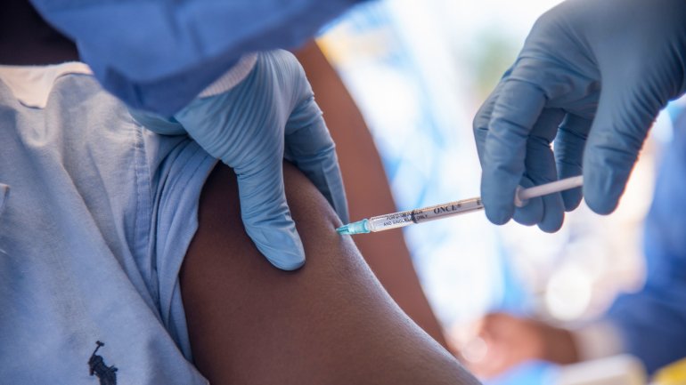 Segundo dados do ministério, 2.262 profissionais de saúde foram vacinados contra o Ébola nos distritos de alto risco