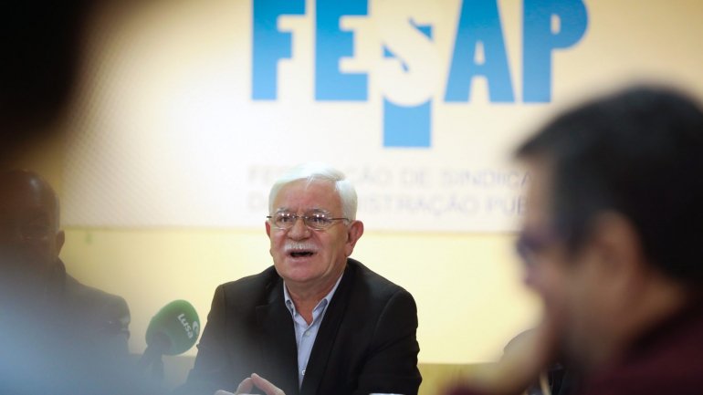O secretário-geral da Federação de Sindicatos da Administração Pública e de Entidades com Fins Públicos (FESAP), José Abraão, durante uma conferência de imprensa