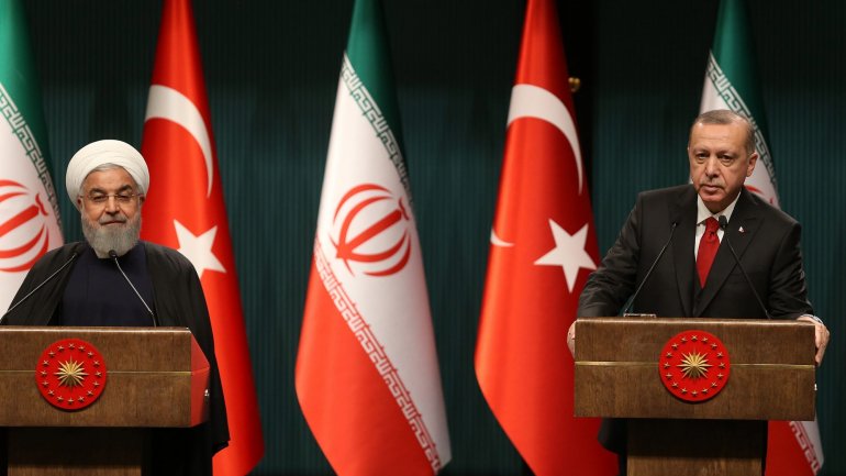O Presidente iraniano, Hassan Rouhani (esquerda), e o Presidente turco, Recep Tayyip Erdogan (direita), durante a sua conferência de imprensa no Palácio Presidencial em Ancara, Turquia