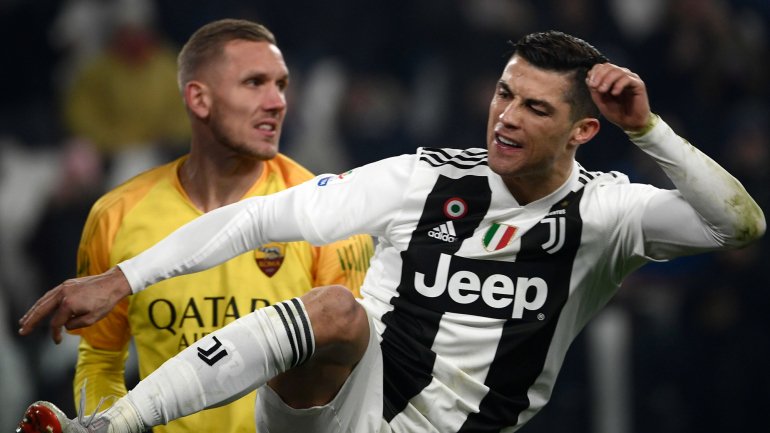 Ronaldo não controlou a frustração e deu um pontapé no poste após mais uma grande intervenção de Olsen a negar-lhe o golo