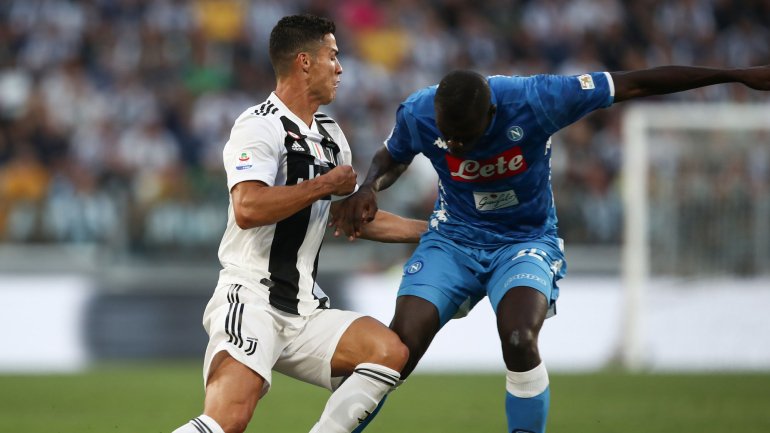 Ronaldo com Koulibaly no último Juventus-Nápoles: insultos racistas nesse jogo levaram à interdição de dois setores do estádio da Juve