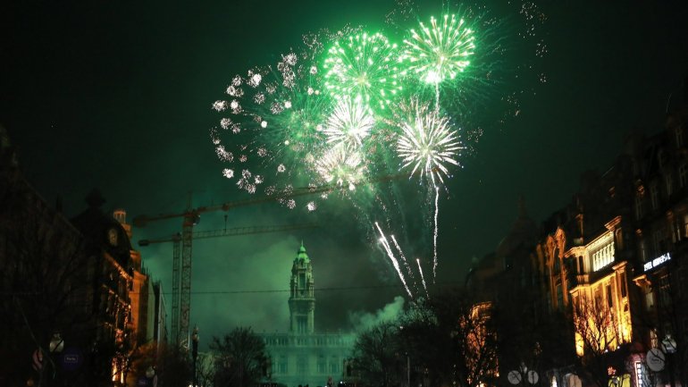 O tradicional espetáculo de fogo de artifício é lançado às 00h00 a partir do edifício da Câmara do Porto e seguido de um concerto do músico Pedro Abrunhosa
