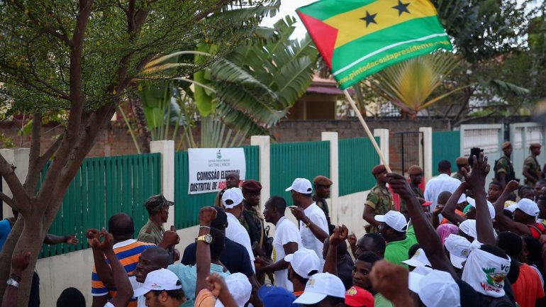 O Parlamento de São Tomé e Príncipe aprova programa de Governo sem votação