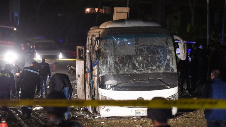 O artefacto explosivo, de fabrico caseira, foi colocado na rua, junto a um muro, e explodiu quando o autocarro passou no local