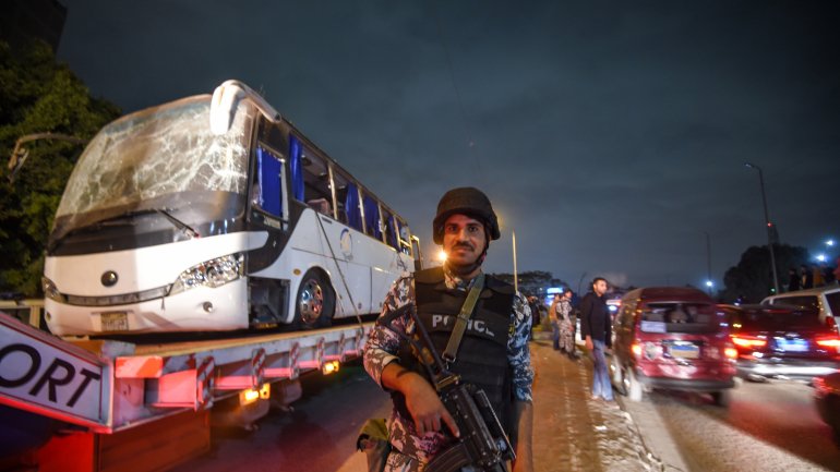 Quatro pessoas morreram após um autocarro de turismo ter sido atingido por uma bomba