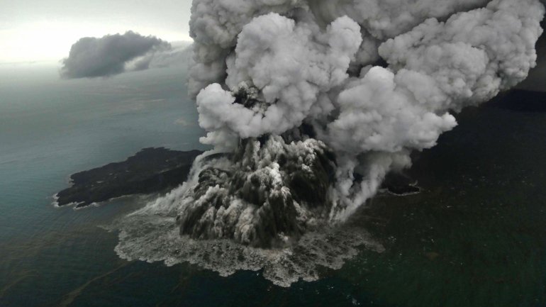 O vulcão entrou em erupção a 22 de dezembro e provocou um tsunami no dia seguinte