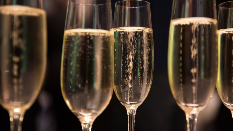 Um estudo feito em França sugere que o champanhe deve ser servido como a cerveja