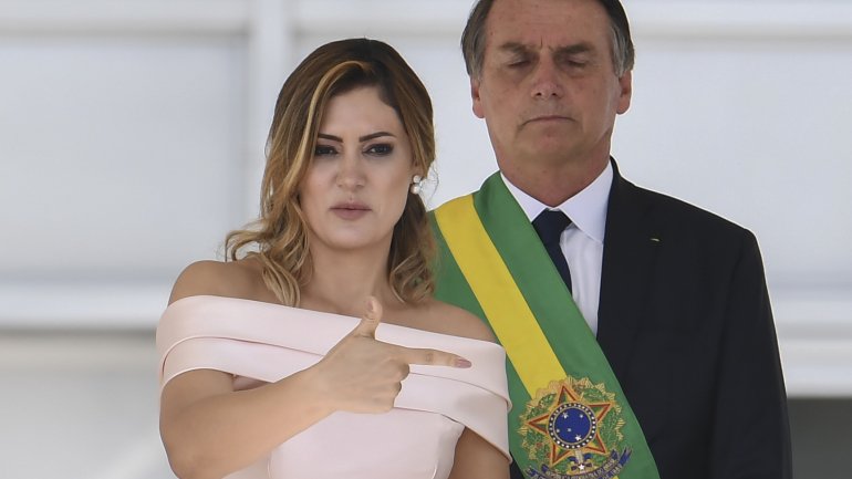 A mulher de Jair Bolsonaro tem um tio surdo, um histórico de colaborações com a comunidade brasileira com deficiências e levou o marido a fazer-se acompanhar sempre por um intérprete de língua gestual nos discursos