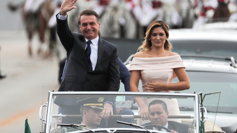 Jair e Michelle Bolsonaro deslocaram-se sempre num carro (um Rolls Royce presidencial, utilizado desde os anos 1950) aberto, saudando a população. Ele envergava um colete à prova de bala por baixo do fato