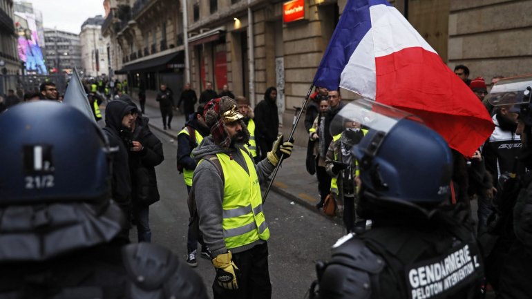 Os protestos dos &quot;coletes amarelos&quot; começaram em 19 de novembro contra a subida dos impostos sobre os combustíveis e multiplicaram-se as manifestações contra a agenda de Macron