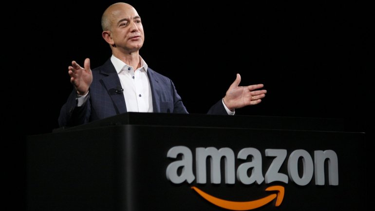 Jeff Bezos fundou a Amazon em 1994. O objetivo inicial era que se tornasse a maior livraria do mundo. Atualmente, é o maior retalhista