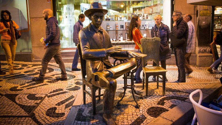 A icónica estátua de Fernando Pessoa no Chiado, em Lisboa