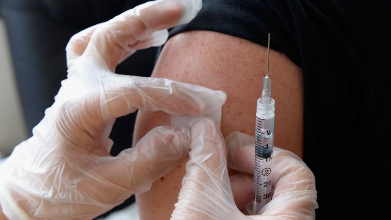 Caso se diminua a taxa de vacinação contra o sarampo, o risco de surtos da doença aumenta