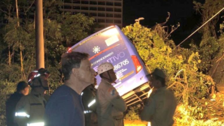 Um autocarro, na Avenida Niemeyer, foi atingido por uma árvore e estaria ocupado por duas pessoas que estavam desaparecidas até ontem à noite