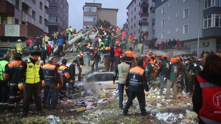 De acordo com o jornal Hürriyet, 12 famílias moravam no prédio de apartamentos e todos os apartamentos estavam ocupados