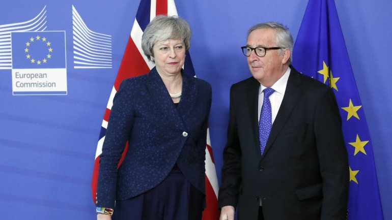 Theresa May encontrou-se esta quinta-feira com presidente da Comissão Europeia, Jean-Claude Juncker