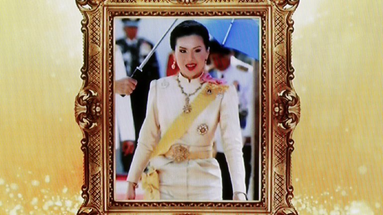A decisão surge na sequência do rei Vajiralongkorn ter decretado na sexta-feira que nenhum membro da família real se deve envolver na política