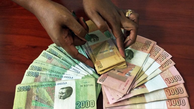 Face ao euro, a moeda angolana transacionava-se esta segunda-feira a 355,572 kwanzas/euro