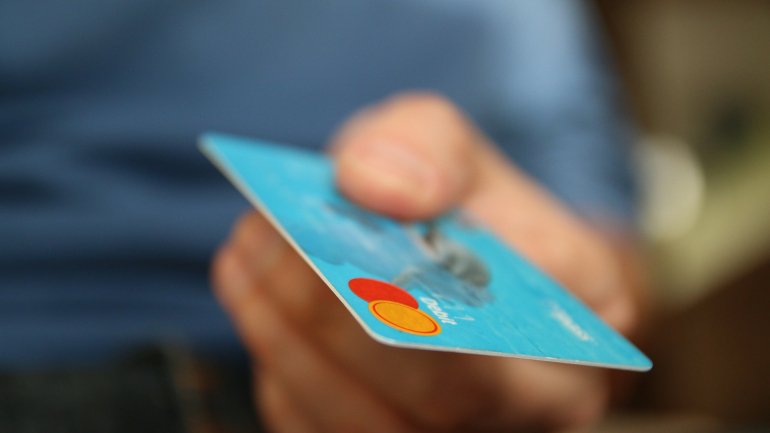 Há cada vez mais portugueses a recorrer aos cartões de crédito, nomeadamente para pedir empréstimos para a compra de carro