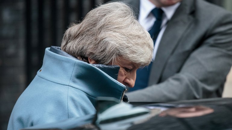 Theresa May à saída do número 10 de Downing Street