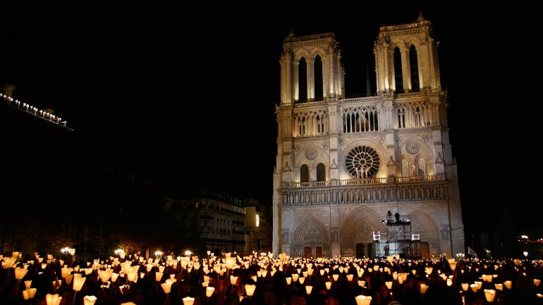 Imagem de uma missa em honra do Papa na catedral de Notre Dame, em Paris, quando a Igreja ainda era liderada por Bento XVI (2008)