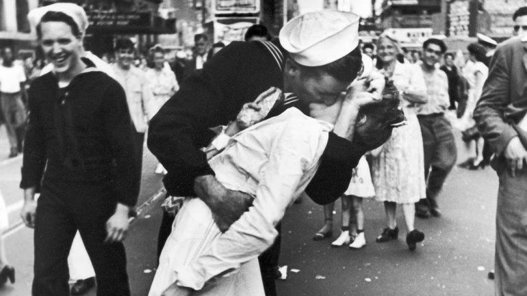 A fotografia a preto e branco em que o antigo marinheiro ficou conhecido foi tirada a 14 de agosto de 1945 por Alfred Eisenstaedt no fim da II Guerra Mundial