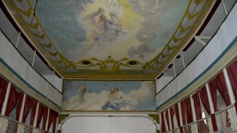 Os frescos do teto são um dos pontos mais atrativos do edíficio