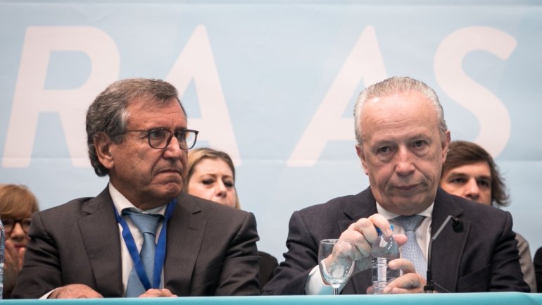 Carlos Pinto, à esquerda, ao lado de Santana Lopes no I congresso nacional do Aliança