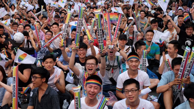 Ativistas LGBTQ+ festejam a decisão de 2017 do Tribunal Constitucional do Taiwan